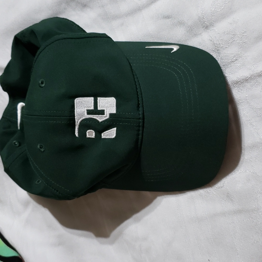 Nike One Size Fits Almost All Ajustable Golf Hat Green & White In Color